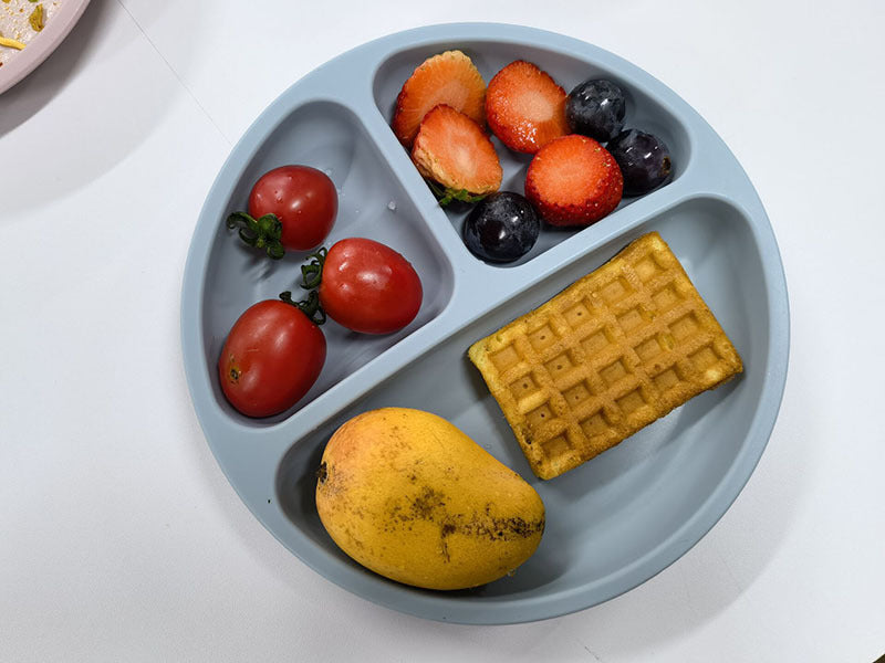 Assiette en silicone pour enfants – Ensemble de vaisselle pour la diversification alimentaire de bébé – Grand modèle compartimenté avec ventouse et motif de visage souriant