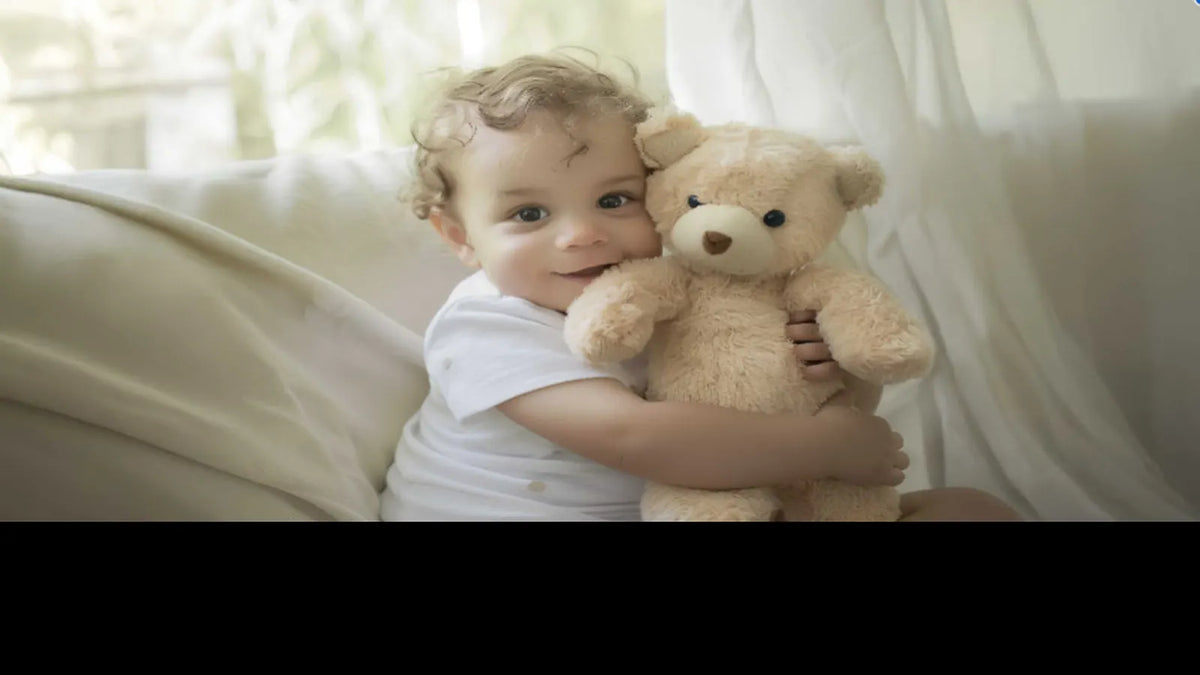 Bébé avec son ours en peluche – univers Petit Cocoon